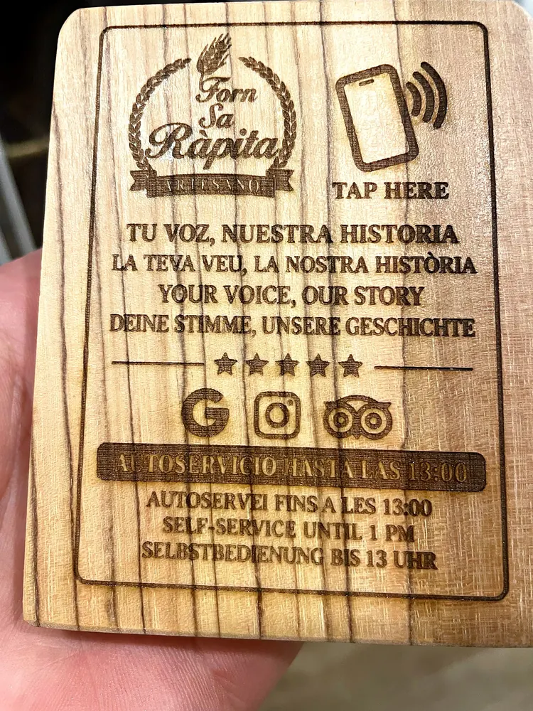 Placa de un cliente en la mano