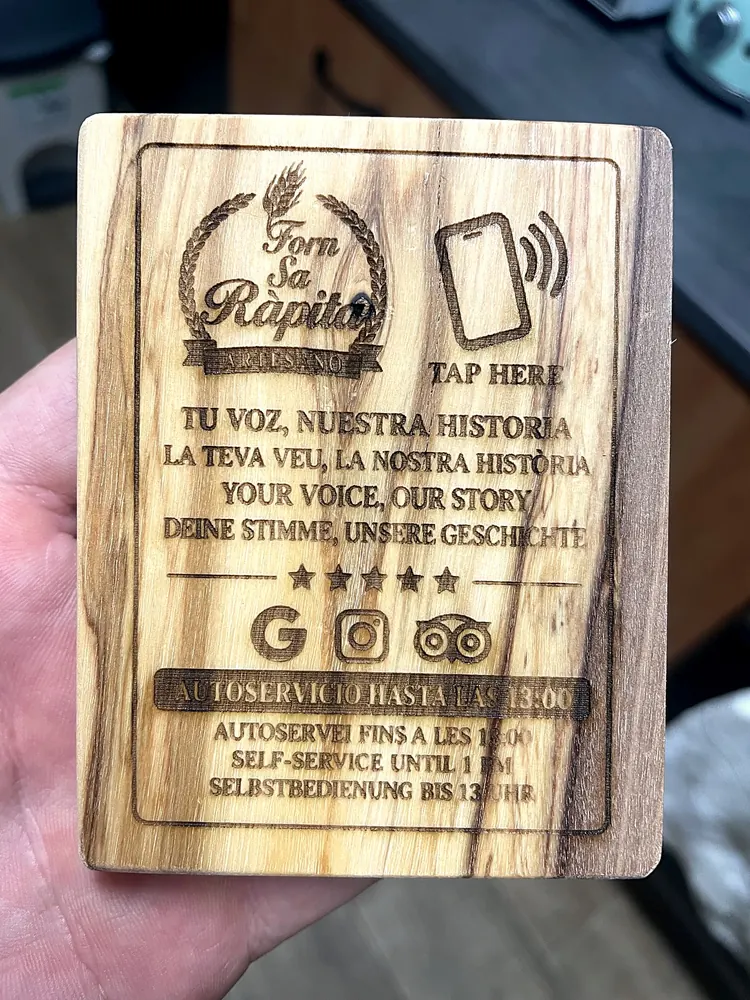 Placa de ullastre sola en la mano