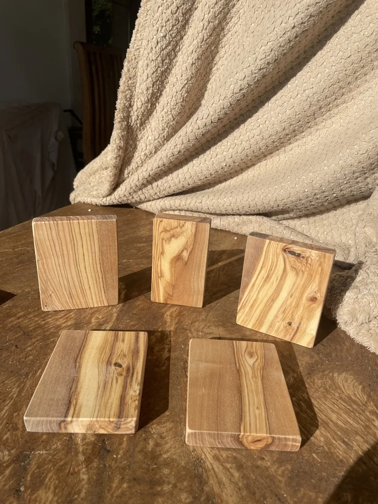 Placas y bases de ullastre, de pie y tumbadas