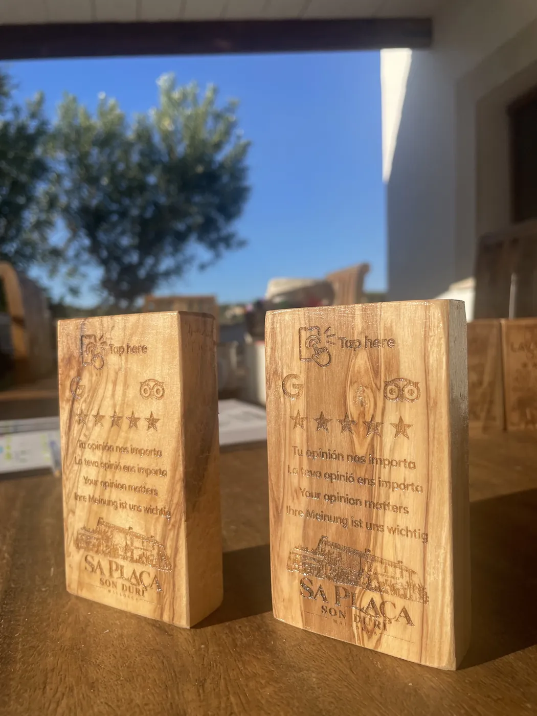 Detalle de la veta del ullastre en dos placas grabadas
