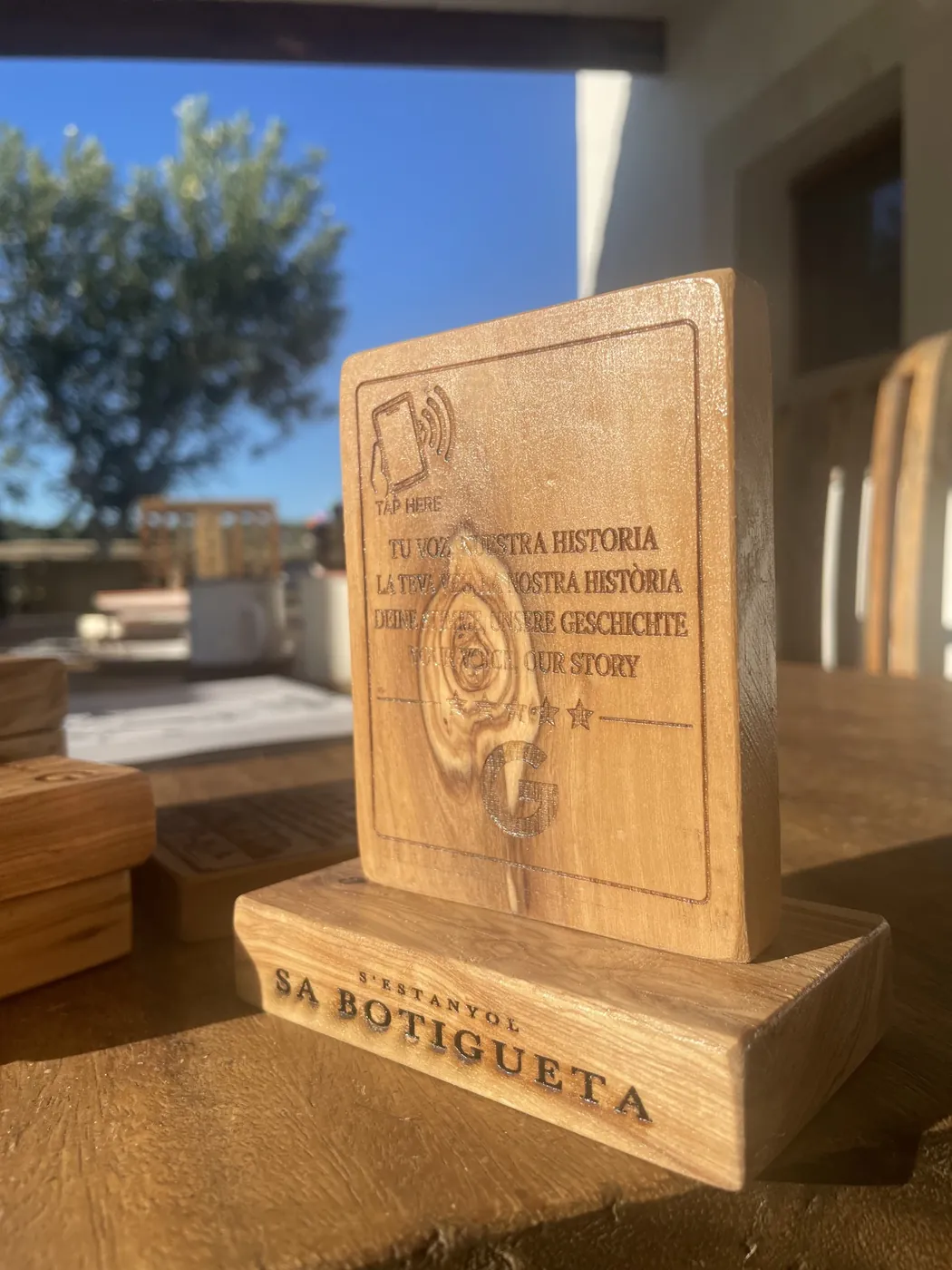 Placa de ullastre con base de madera y grabado láser