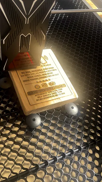 Grabado láser de una placa al sol