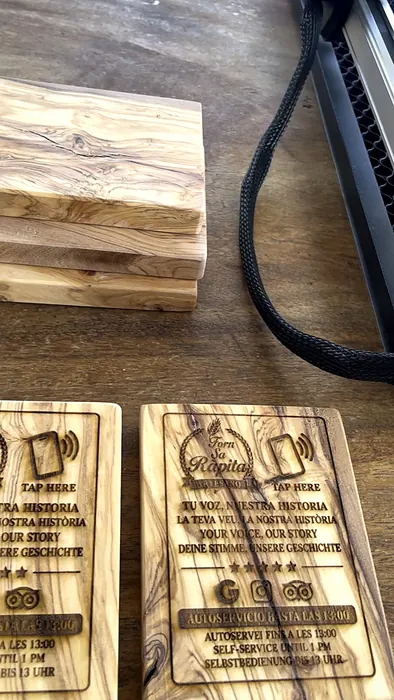Tablas de ullastre y placas terminadas